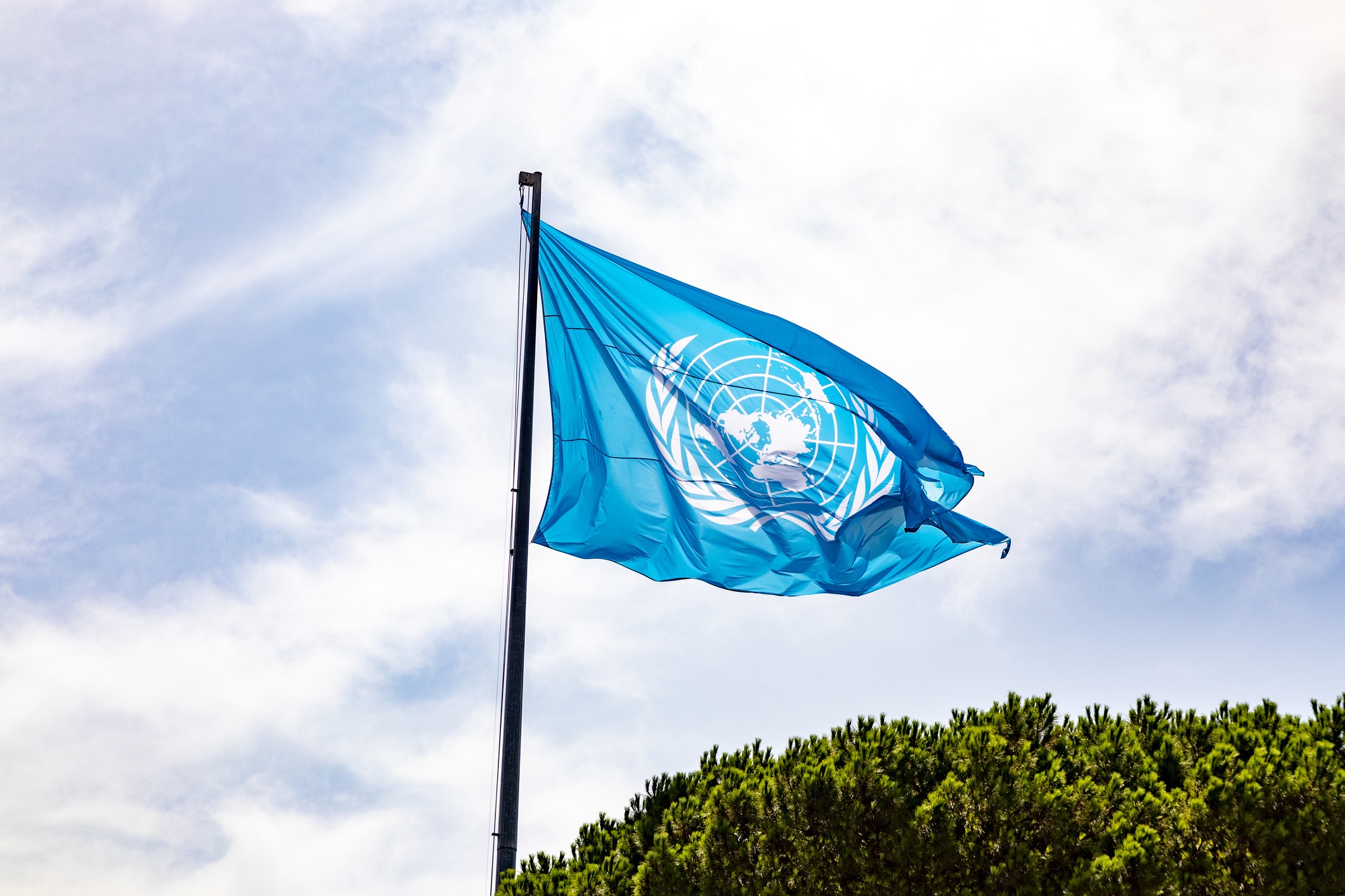 The blue UN flag blowing in the breeze. It represents the Global Digital Compact.